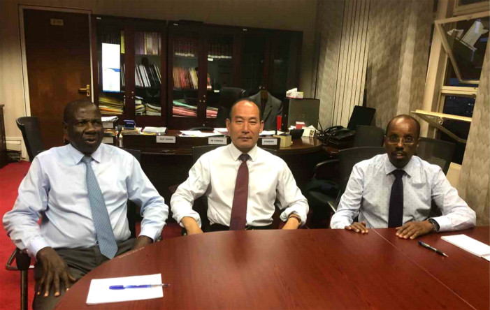 秦金玮同财政部部长会谈.jpg